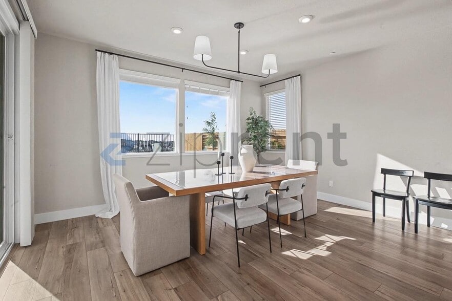 Building Photo - 1579 Seneca Cir