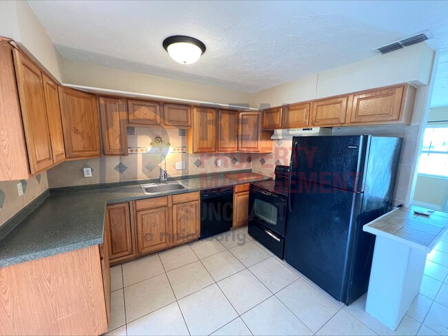 Building Photo - 5715 Nutmeg Ave