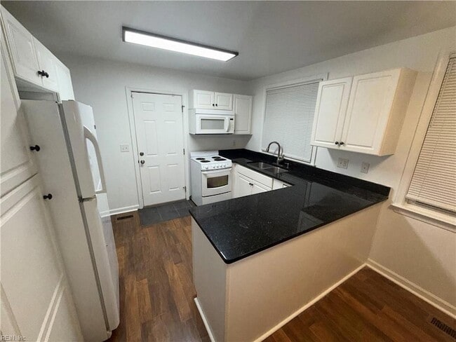 Building Photo - 3420 Scott St