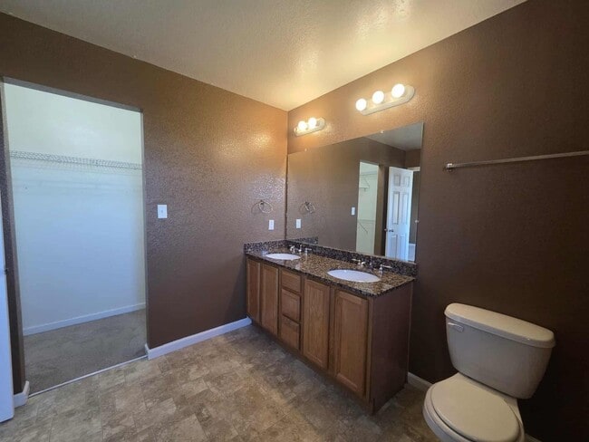 Building Photo - Beautiful Town House