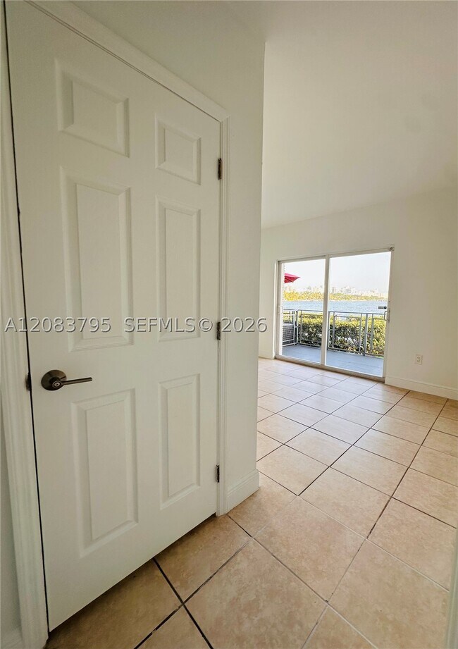 Building Photo - 946 Bay Dr E