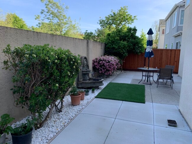 Building Photo - 2201 S Donovan Way