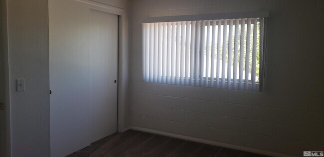 Building Photo - 565 Roberts St