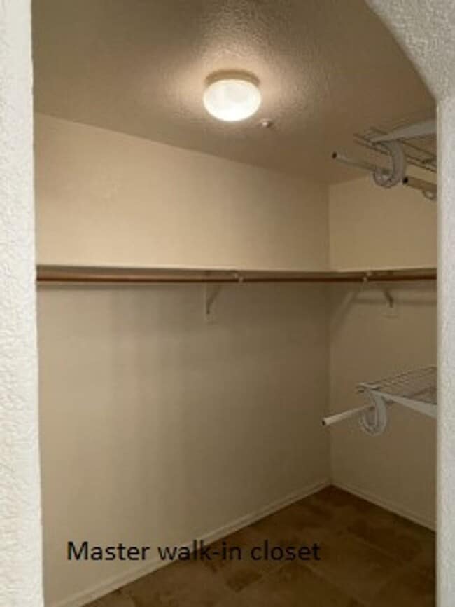 Building Photo - 711 Delta Dr