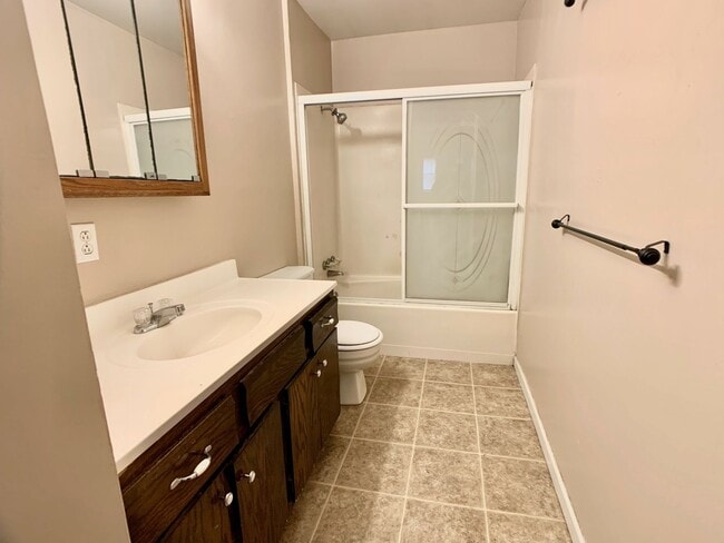 Building Photo - 3 Bedroom Single Family Home