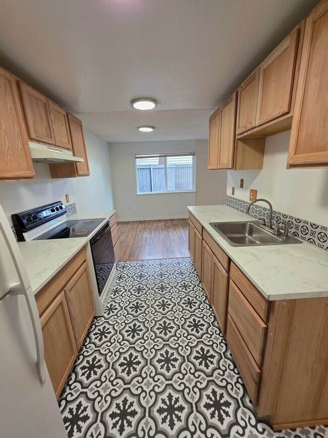 Building Photo - Renton Sunset Heights Condominiums - 2 bedroom 1 bathroom lower floor unit - Water, Sewer & Garba...