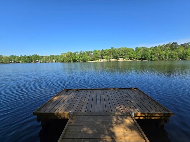 Building Photo - 6308 Lakeshore Dr