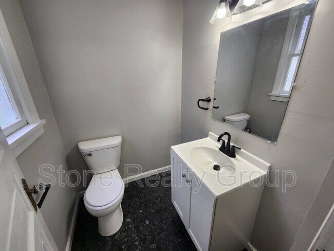 Building Photo - 636 S 7th St