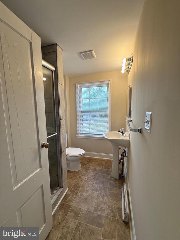 Building Photo - 422 Dunmore St