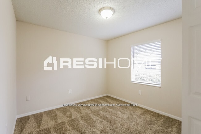 Building Photo - 8000 Glenridge Loop W