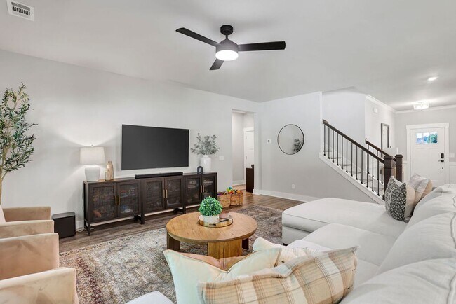 Building Photo - Spacious 4 bedroom 3 bath home with loft