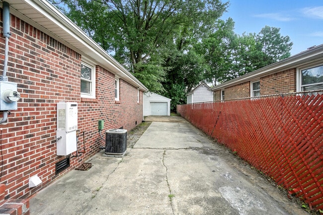 Building Photo - 1404 Elder Ave