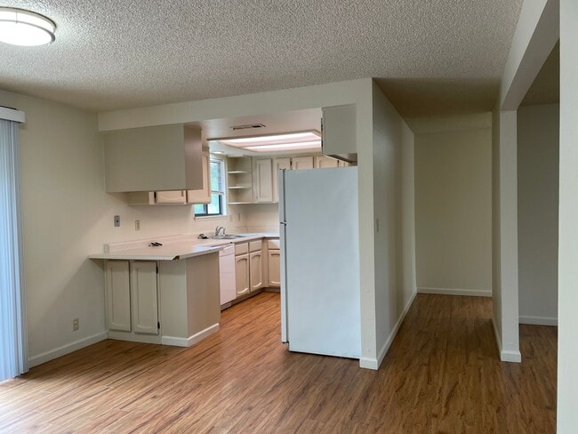 Building Photo - Spacious 3 Bed 2 Bath Home-Located on a Corner Lot in Quiet Neighborhhood