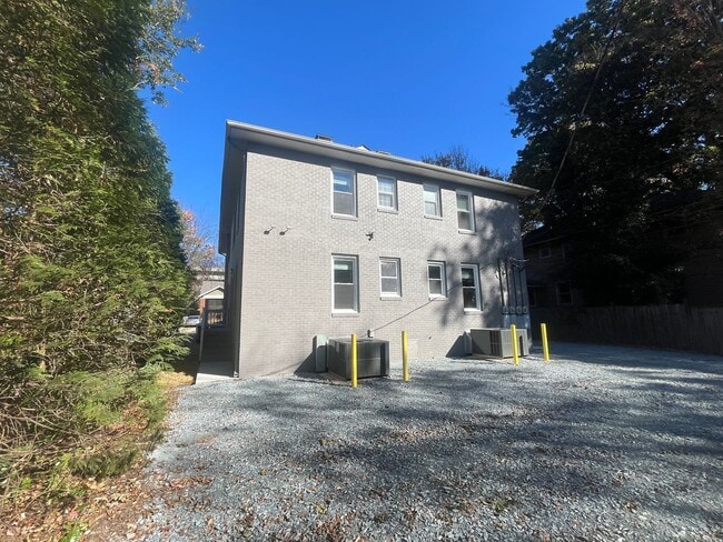 Building Photo - Newly Renovated 1 Bed 1 Bath Condo Near Uptown Charlotte!