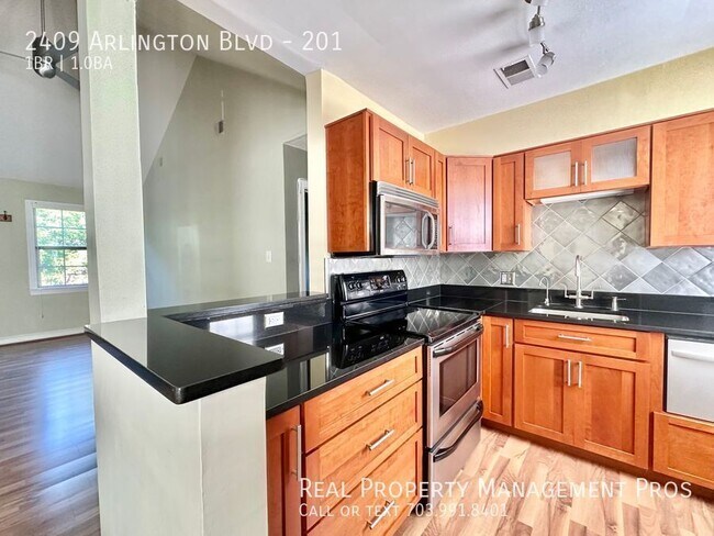 Building Photo - 2409 Arlington Blvd