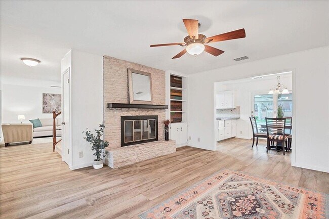 Building Photo - 9502 Castlewood Dr