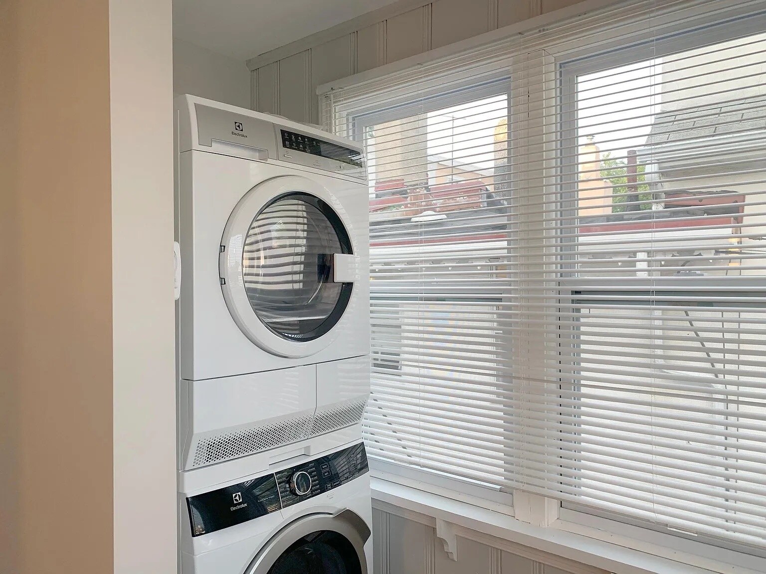 Building Photo - 142 E Gay St