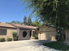 Building Photo - Spacious and Ready to Enjoy in Green Brier! A gated community.