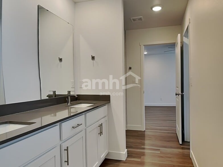 Building Photo - 8002 Katriel Ct SW