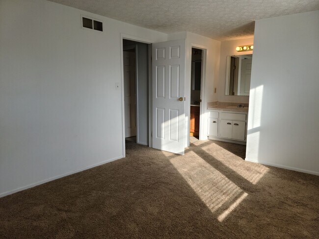 Master bedroom - 4848 Charlton Ct
