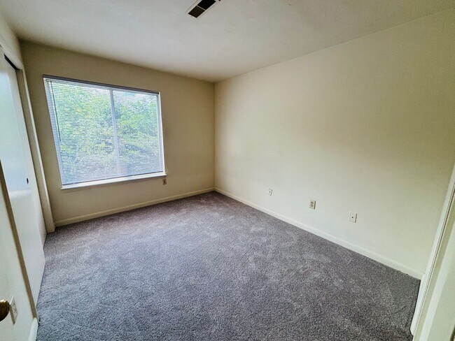 Building Photo - 872 Claytor Square