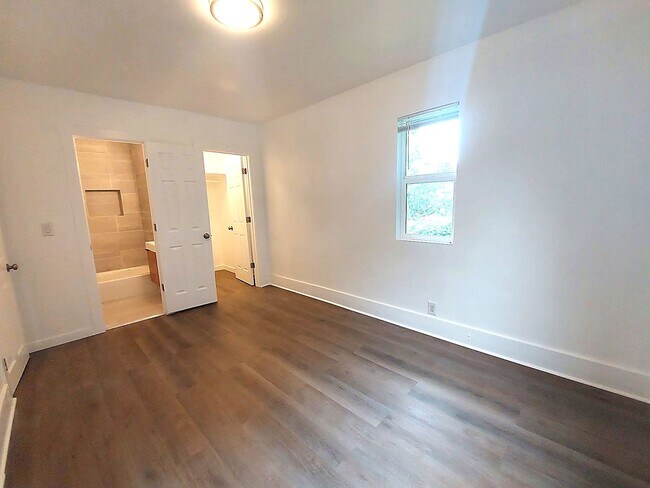 Building Photo - Spacious 4BD/3BA with Fenced Yard & Front Porch in North Seattle!
