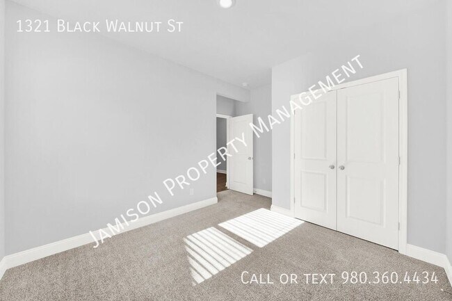 Building Photo - 1321 Black Walnut St