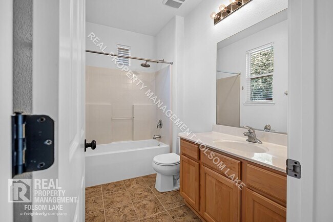 Building Photo - Spacious 4 bedroom 3 bath home in Anatolia