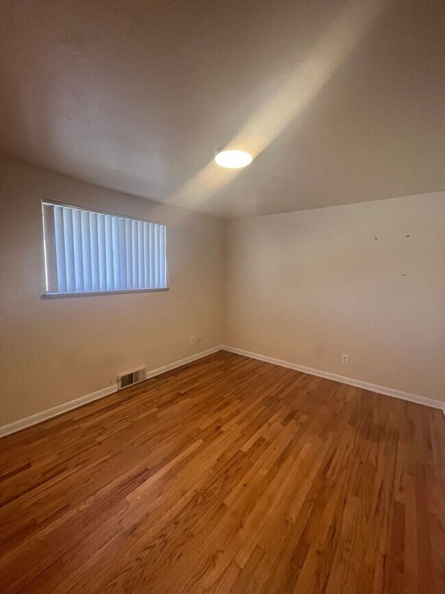 Building Photo - Charming Two Bedroom in Lakewood-Updated, ...
