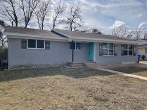 Building Photo - Available Now! Updated and Upgraded 3 Bed/2 Bath_Lawn Care Included