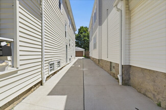Building Photo - Furnished 3-Bedroom, 2-Bath Apartment in North Buffalo