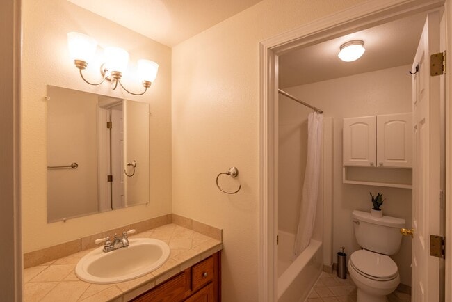 Building Photo - One Level Ranch Home - Three Bedrooms - Wa...