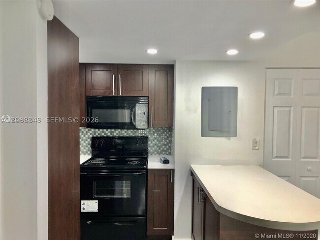 Building Photo - 8870 Fontainebleau Blvd