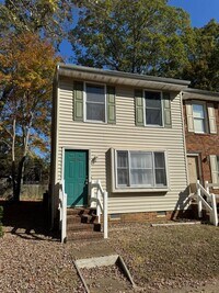 Building Photo - Three bedroom, 1 1/2 bath townhouse close ...