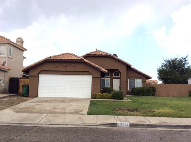 Primary Photo - 37065 Pine Valley Ct