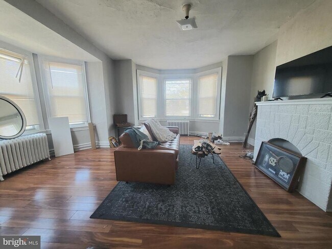 Building Photo - 4960 Chestnut St