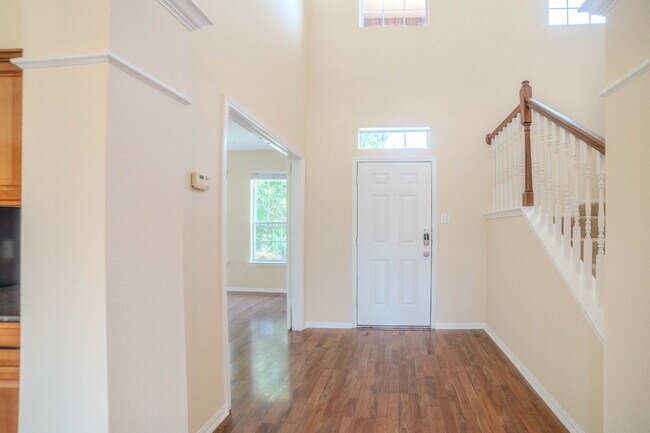 Building Photo - "Spacious 4-Bedroom Retreat with 2.5 Baths...