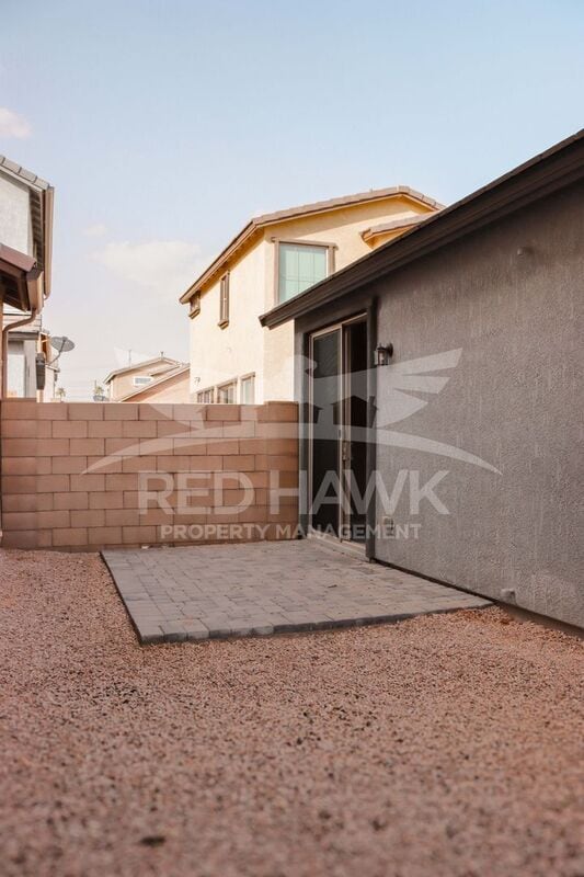 Building Photo - 250 N Sandal