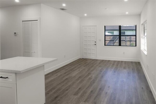 Building Photo - 2724 SW 34th Ct