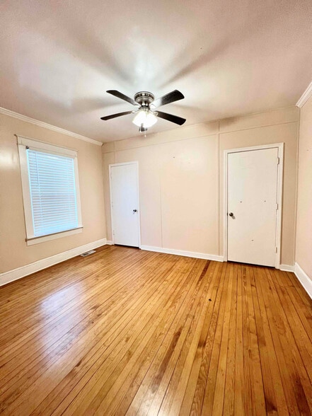 Building Photo - 126 Laurel Ave E