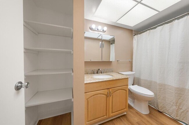 Building Photo - 1975 W Bay Dr