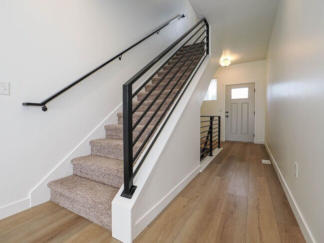 Building Photo - 4 Bedroom, 2.5 bathroom Eagle Mountain Home