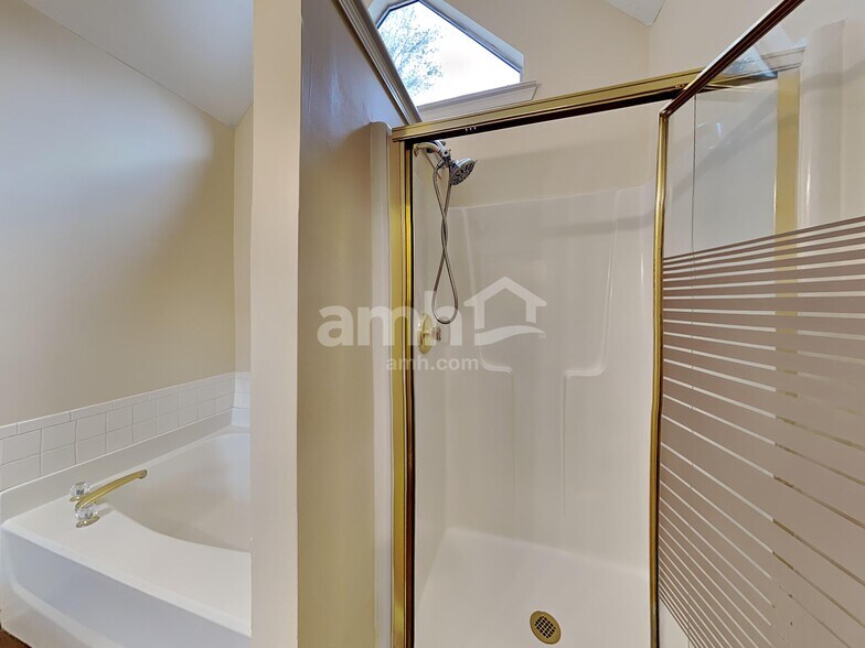 Building Photo - 515 Chaseridge Dr