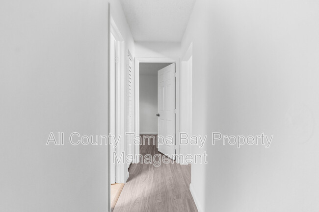 Building Photo - 905 N Newport Ave