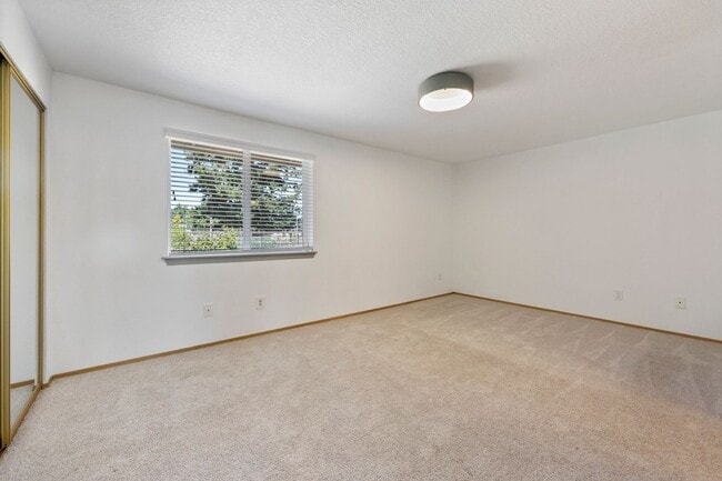 Building Photo - Move in ready - 3 bedrooms, 2 bath rambler...