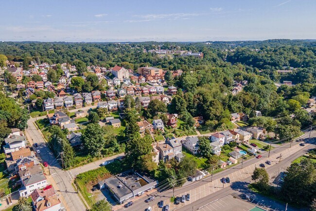 Building Photo - 133 Glenmore Ave