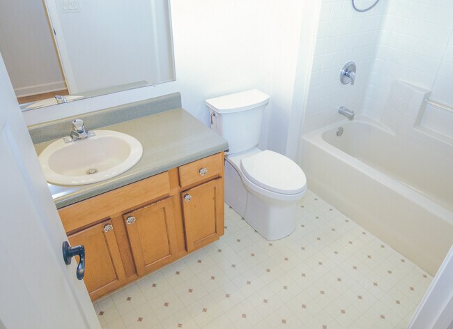 Building Photo - Private Oasis in the heart of Mequon