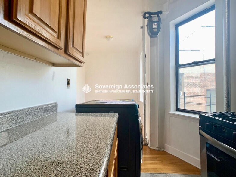 Building Photo - 201 W 105th St