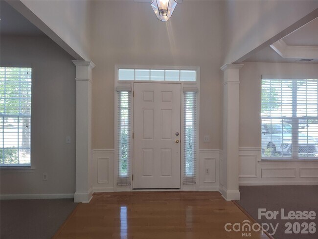 Building Photo - 10804 Fountaingrove Dr