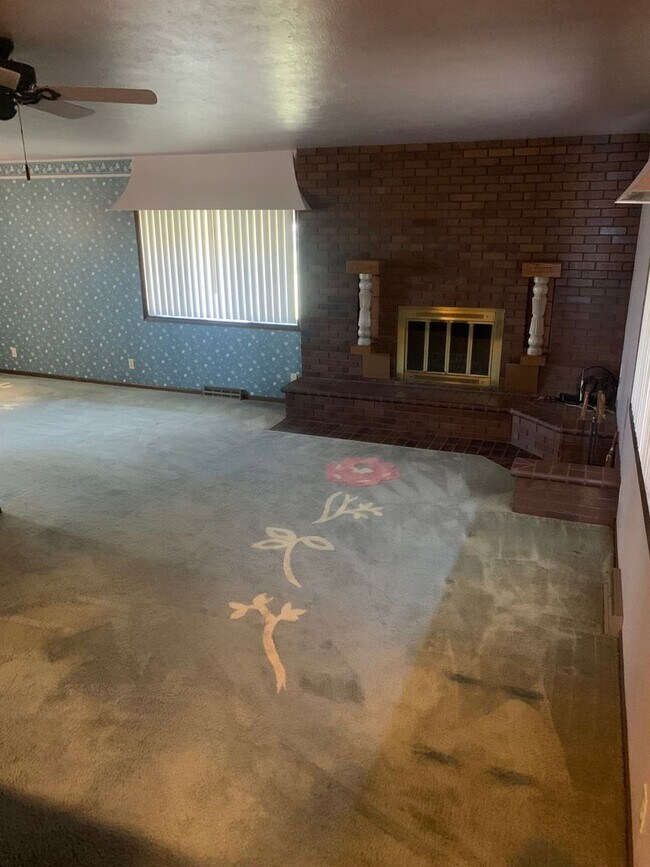 Building Photo - Looking for country living? Check out this...